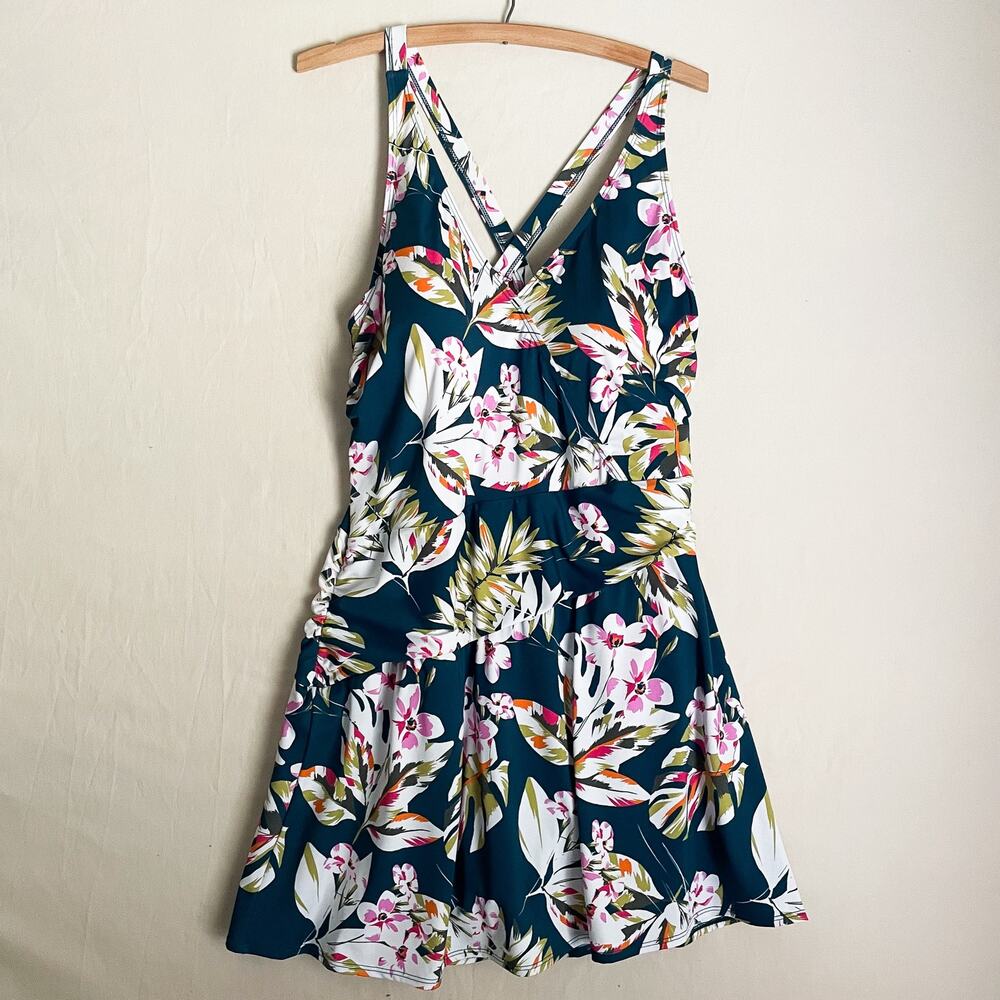 d & co Beach Floral Skirted Swimsuit, Size 16, almost new Great condition!